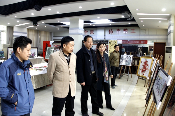 校领导参观作品展