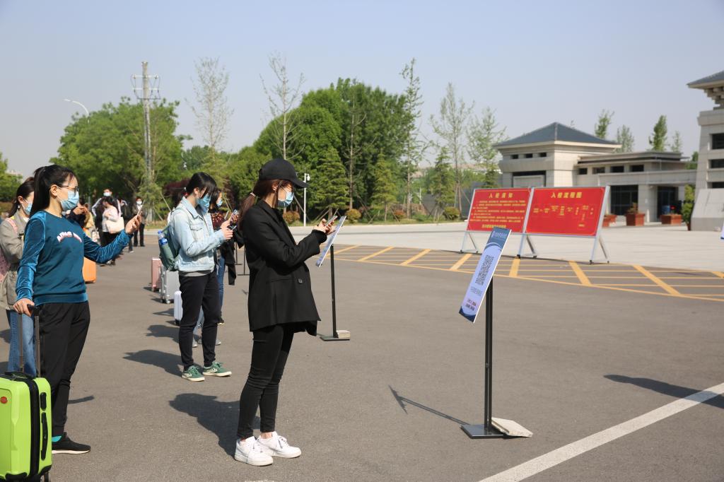 扫描二维码入校