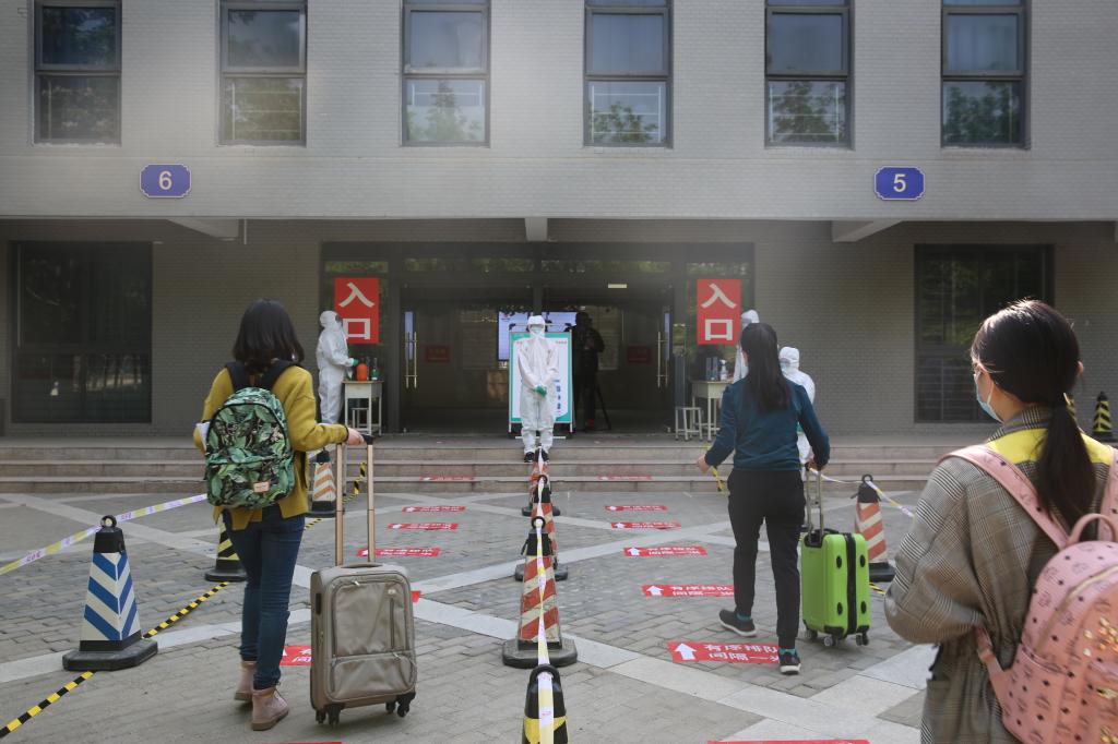 间隔1米排队进入宿舍