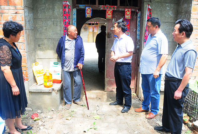 看望困难户(翟浩辰/图)