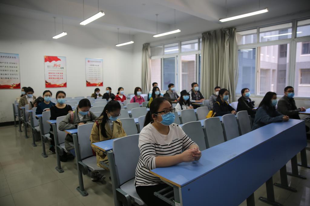 上课时须佩戴口罩保持安全距离