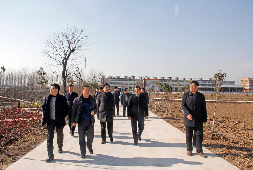 到产业扶贫项目基地考察指导