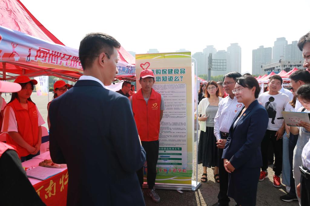 省青联副主席张楠向团省委书记王艺介绍完美官网“食品安全进社区”项目