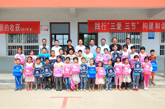 看望留守儿童(翟浩辰/图)