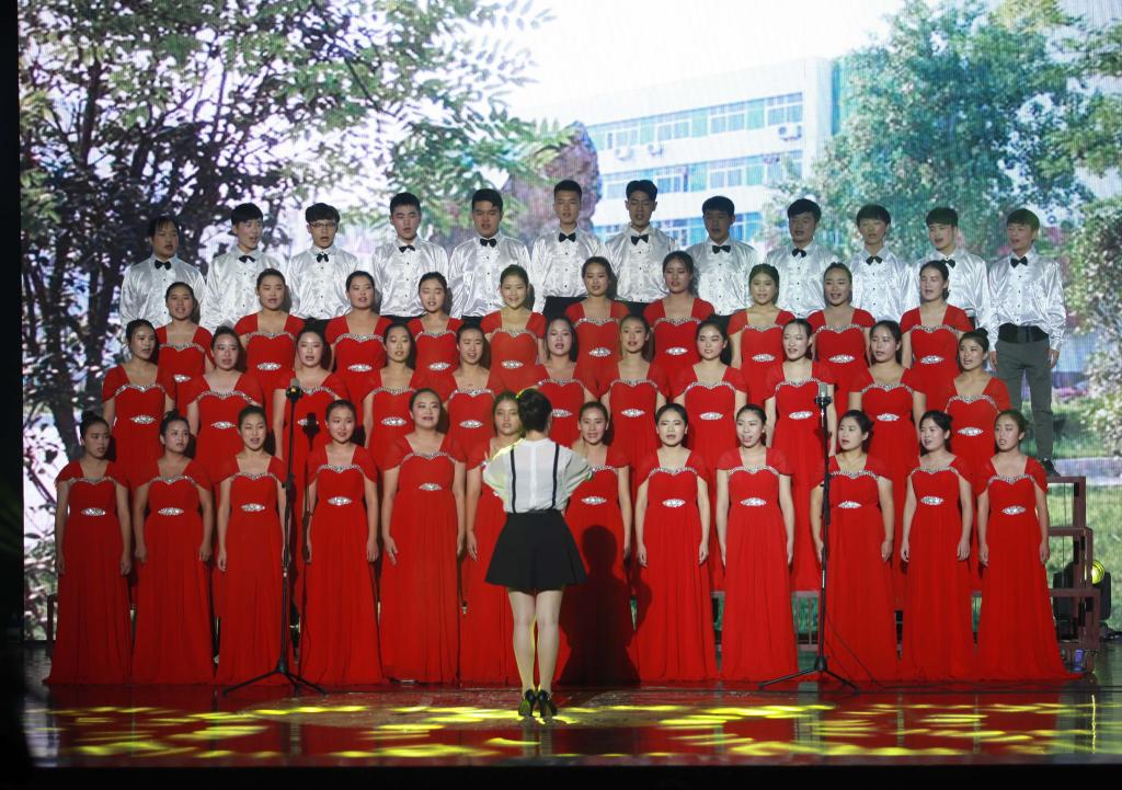 合唱《完美体育官方网站校歌》