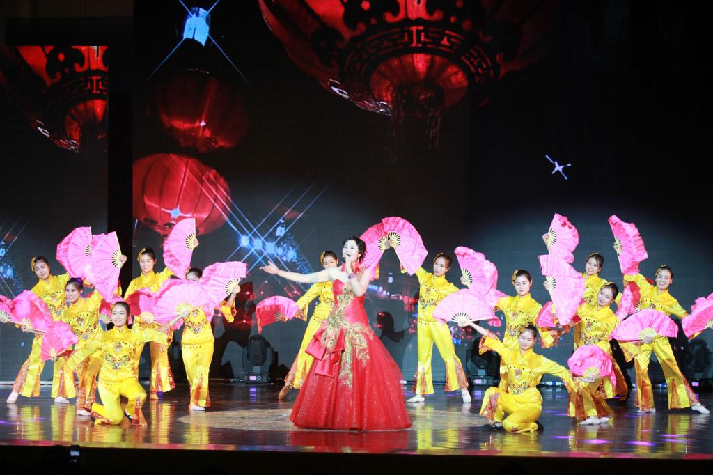 歌伴舞《在中国的大地上》