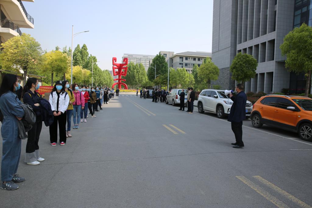 进入教学楼时保持安全距离