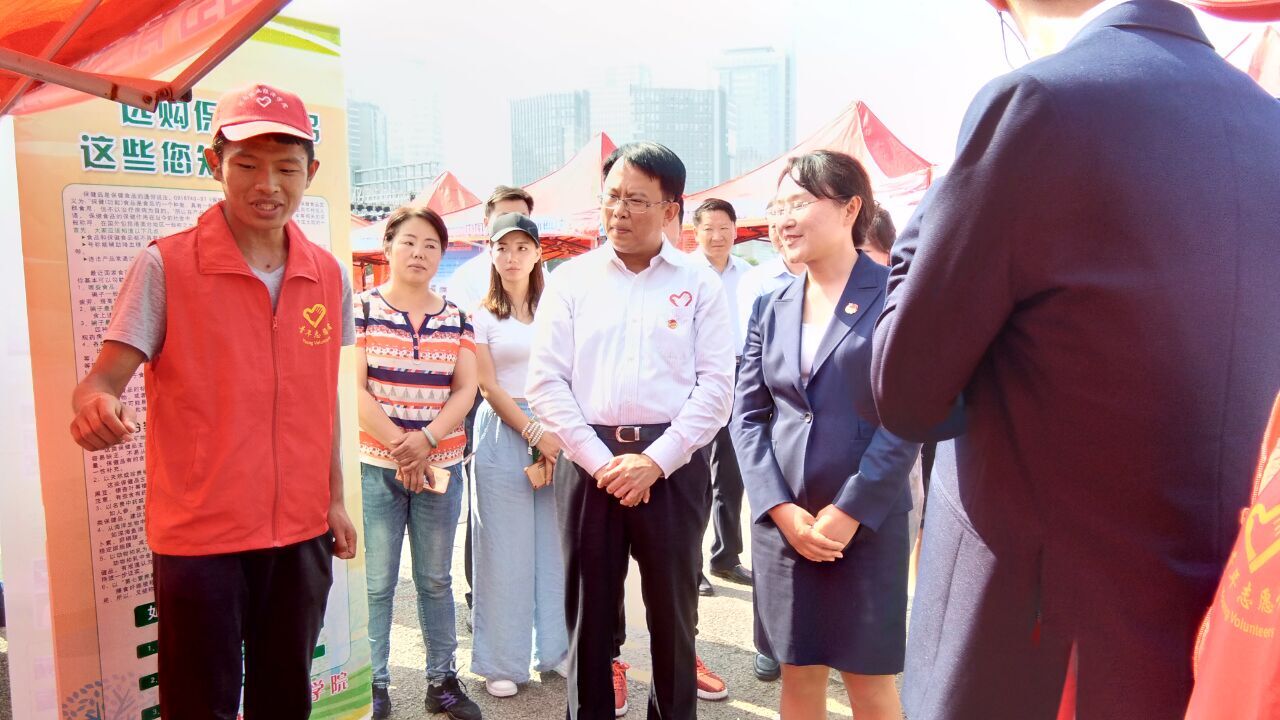 志愿者向团省委书记王艺介绍完美官网质量学社
